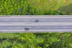 Автомобили пропуская через сельскохозяйственные угодья окруженные платной дорогой стоковое изображение Автомобили пропуская через сельскохозяйственные угодья окруженные платной дорогой стоковое изображение