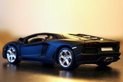 Автомобиль Lamborghini Aventador LP700-4 модельный боковой/зад стоковые изображения rf Автомобиль Lamborghini Aventador LP700-4 модельный боковой/зад стоковые изображения rf