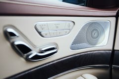 автомобиль внутрь Интерьер автомобиля престижности современного Контроль климата, лидирующие ядровые дикторы, память места, рычаг стоковая фотография автомобиль внутрь Интерьер автомобиля престижности современного Контроль климата, лидирующие ядровые дикторы, память места, рычаг стоковая фотография