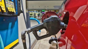Автомобиль заполняя вверх с газом стоковое фото rf Автомобиль заполняя вверх с газом стоковое фото rf