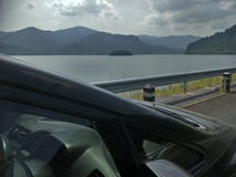 Автомобиль на запруде стоковое изображение rf Автомобиль на запруде стоковое изображение rf