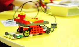 Автомобиль от дизайнера детей с управлением робототехника стоковые изображения Автомобиль от дизайнера детей с управлением робототехника стоковые изображения