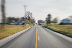 Автомобиль приходя вниз дорога, с много движением и скоростью swooshing к ей стоковая фотография rf Автомобиль приходя вниз дорога, с много движением и скоростью swooshing к ей стоковая фотография rf