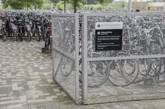 Автостоянка велосипеда в университете Амстердама на научном парке Амстердаме нидерландское 2018 стоковые изображения rf Автостоянка велосипеда в университете Амстердама на научном парке Амстердаме нидерландское 2018 стоковые изображения rf