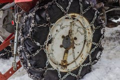 Автошина трактора с цепью снега стоковое фото Автошина трактора с цепью снега стоковое фото