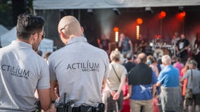 Агент безопасности во время рок-концерта стоковые фотографии rf Агент безопасности во время рок-концерта стоковые фотографии rf