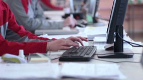 Агенты центра телефонного обслуживания работая в их офисе Агенты центра телефонного обслуживания работая в их офисе