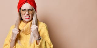 Агрессивный бокс женщины готовый для боя эмоции выражения в свитере солнечных очков моды желтом стоковые фото Агрессивный бокс женщины готовый для боя эмоции выражения в свитере солнечных очков моды желтом стоковые фото