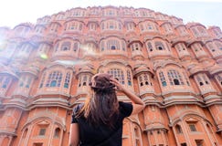 Азиатская женщина смотря Hawa Mahal стоковая фотография rf Азиатская женщина смотря Hawa Mahal стоковая фотография rf