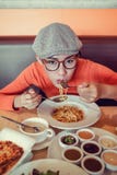 Азиатские женщины наслаждаются съесть очень вкусную еду стоковая фотография rf Азиатские женщины наслаждаются съесть очень вкусную еду стоковая фотография rf