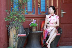 Азиатские китайские девушки носят cheongsam наслаждаются праздником в древнем городе lijiang стоковое изображение rf Азиатские китайские девушки носят cheongsam наслаждаются праздником в древнем городе lijiang стоковое изображение rf