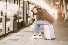 Азиатские путешественники женщин, улыбка счастливо держат карту в руке, сидят o стоковые изображения Азиатские путешественники женщин, улыбка счастливо держат карту в руке, сидят o стоковые изображения