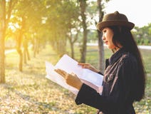 Азиатские путешественники женщины с укладывать рюкзак, положение вид стоковое изображение Азиатские путешественники женщины с укладывать рюкзак, положение вид стоковое изображение