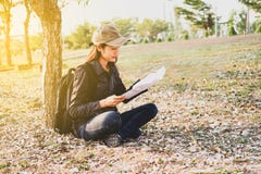 Азиатские путешественники женщины с укладывать рюкзак, положение вид стоковая фотография Азиатские путешественники женщины с укладывать рюкзак, положение вид стоковая фотография