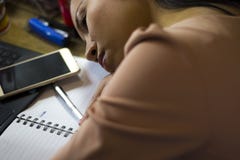 Азиатский работник женщины страдая от повреждения, усталости, боли на шеи, мышце, усилил во время работать с ноутбуком в течение стоковые изображения Азиатский работник женщины страдая от повреждения, усталости, боли на шеи, мышце, усилил во время работать с ноутбуком в течение стоковые изображения