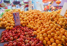 Азиатский рынок сельскохозяйственной продукции улицы в Гонконге изобилует различные виды плодоовощей Стоковые Изображения Азиатский рынок сельскохозяйственной продукции улицы в Гонконге изобилует различные виды плодоовощей Стоковые Изображения