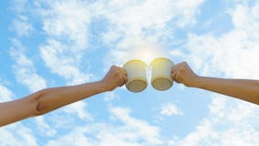 2 азиатских руки женщины clink горячая кружка кофе на открытом воздухе в утре Друзья наслаждаются выпить кофе совместно Ясная пре стоковое изображение rf 2 азиатских руки женщины clink горячая кружка кофе на открытом воздухе в утре Друзья наслаждаются выпить кофе совместно Ясная пре стоковое изображение rf