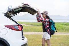 Азиатское перемещение женщины располагаясь лагерем на каникулах Девушка открытая и цвет близкого автомобиля хэтчбека задней двери стоковые фотографии rf Азиатское перемещение женщины располагаясь лагерем на каникулах Девушка открытая и цвет близкого автомобиля хэтчбека задней двери стоковые фотографии rf