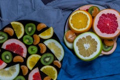 Айва плодоовощ кивиа sweetie мандарина грейпфрута красивого цитруса оранжевая отрезала части куска куски в большой черноте плиты стоковое фото rf Айва плодоовощ кивиа sweetie мандарина грейпфрута красивого цитруса оранжевая отрезала части куска куски в большой черноте плиты стоковое фото rf