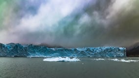Айсберги плавая на ледник Perito Moreno стоковые изображения rf Айсберги плавая на ледник Perito Moreno стоковые изображения rf