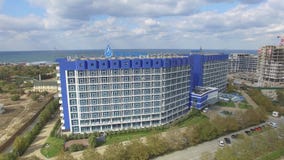 Аквамарин и Aqua гостиничного комплекса паркуют Zurbagan в парке победы Севастополя Стрельба от воздуха сток-видео Аквамарин и Aqua гостиничного комплекса паркуют Zurbagan в парке победы Севастополя Стрельба от воздуха сток-видео
