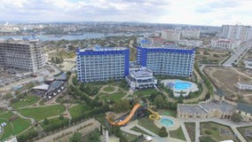 Аквамарин и Aqua гостиничного комплекса паркуют Zurbagan в парке победы Севастополя Стрельба от воздуха акции видеоматериалы Аквамарин и Aqua гостиничного комплекса паркуют Zurbagan в парке победы Севастополя Стрельба от воздуха акции видеоматериалы