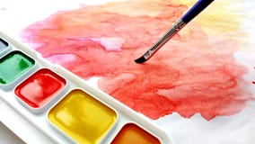 Акварель красит на pallete, щетках искусства и multicolor абстрактном чертеже акварели стоковые фотографии rf Акварель красит на pallete, щетках искусства и multicolor абстрактном чертеже акварели стоковые фотографии rf