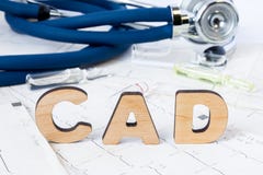 Акроним или аббревиатура CAD к медицинским концепции или диагнозу ишемической болезни сердца - общего типа сердечной болезни Слов стоковое фото rf Акроним или аббревиатура CAD к медицинским концепции или диагнозу ишемической болезни сердца - общего типа сердечной болезни Слов стоковое фото rf