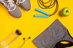 Аксессуары фитнеса на желтой предпосылке Тапки, бутылка воды, наушники и спорт покрывают стоковые фотографии rf Аксессуары фитнеса на желтой предпосылке Тапки, бутылка воды, наушники и спорт покрывают стоковые фотографии rf