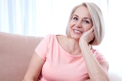 Активный красивый средн-постаретый усмехаться женщины дружелюбный и смотреть в камеру близкая сторона s вверх по женщине стоковое изображение Активный красивый средн-постаретый усмехаться женщины дружелюбный и смотреть в камеру близкая сторона s вверх по женщине стоковое изображение