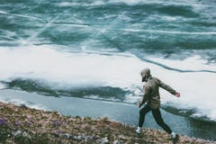 Активный человек бежать на замороженном перемещении озера стоковое фото rf Активный человек бежать на замороженном перемещении озера стоковое фото rf