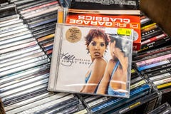 Альбом просто глубоко 2002 CD Келли Rowland на дисплее для продажи, известная американская певица, песенник, актриса стоковая фотография rf Альбом просто глубоко 2002 CD Келли Rowland на дисплее для продажи, известная американская певица, песенник, актриса стоковая фотография rf