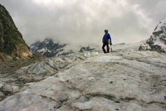 Альпинист с осью льда стоит na górze ледника стоковая фотография rf Альпинист с осью льда стоит na górze ледника стоковая фотография rf