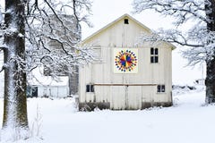 Амбар лоскутного одеяла в стране чудес Snowy зимы стоковое фото rf Амбар лоскутного одеяла в стране чудес Snowy зимы стоковое фото rf