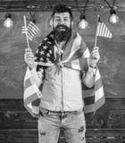 Американские волны учителя с американскими флагами r Патриотическая концепция образования Человек с бородой и стоковые изображения Американские волны учителя с американскими флагами r Патриотическая концепция образования Человек с бородой и стоковые изображения