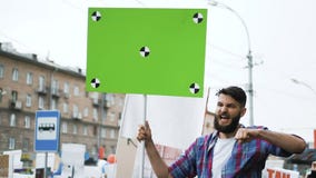 Американские люди на политической демонстрации Знамя с отслеживать отметки Американские люди на политической демонстрации Знамя с отслеживать отметки