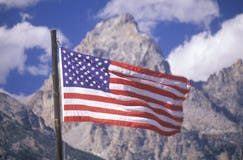 Американский флаг с горами, грандиозный национальный парк Teton, Вайоминг стоковые изображения Американский флаг с горами, грандиозный национальный парк Teton, Вайоминг стоковые изображения