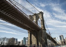 Американский флаг в дисплее на Бруклинском мосте стоковое фото Американский флаг в дисплее на Бруклинском мосте стоковое фото