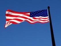 Американский флаг утра в предыдущем рассвете на пристани военно-морского флота Чикаго стоковое фото rf Американский флаг утра в предыдущем рассвете на пристани военно-морского флота Чикаго стоковое фото rf