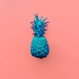 Ананас моды неоновый на розовой предпосылке Минимальный стиль стоковое изображение rf Ананас моды неоновый на розовой предпосылке Минимальный стиль стоковое изображение rf