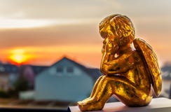 Ангел наблюдая заход солнца стоковые изображения rf Ангел наблюдая заход солнца стоковые изображения rf