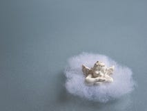 Анджел в вате на стеклянном блюде матированного стекла стоковое фото Анджел в вате на стеклянном блюде матированного стекла стоковое фото