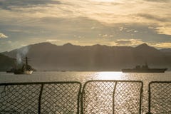Анкер разорителя разорителя вертолета JS Ise DDH-182 японский и Американского флота USS Stockdale DDG-106 в Padang преследует стоковое фото rf Анкер разорителя разорителя вертолета JS Ise DDH-182 японский и Американского флота USS Stockdale DDG-106 в Padang преследует стоковое фото rf
