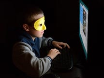 Анонимный потребитель смотря экран стоковые фотографии rf Анонимный потребитель смотря экран стоковые фотографии rf