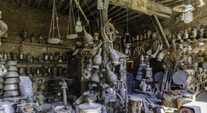 Антикварный магазин в деталях Lahij Азербайджане домочадца деревни стоковое фото rf Антикварный магазин в деталях Lahij Азербайджане домочадца деревни стоковое фото rf