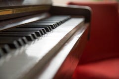 Античный конец рояля вверх по красной предпосылке стоковые изображения Античный конец рояля вверх по красной предпосылке стоковые изображения