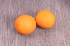 2 апельсина на деревянной текстурированной предпосылке стоковые фото 2 апельсина на деревянной текстурированной предпосылке стоковые фото