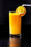 Апельсиновый сок с черной предпосылкой стоковая фотография Апельсиновый сок с черной предпосылкой стоковая фотография