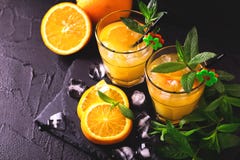 Аперитив с водочкой, апельсиновым соком и мятой Коктеиль отвертки Стоковое Изображение RF Аперитив с водочкой, апельсиновым соком и мятой Коктеиль отвертки Стоковое Изображение RF