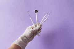 Аппаратуры руки и dentall дантиста на красочной предпосылке стоковые изображения Аппаратуры руки и dentall дантиста на красочной предпосылке стоковые изображения